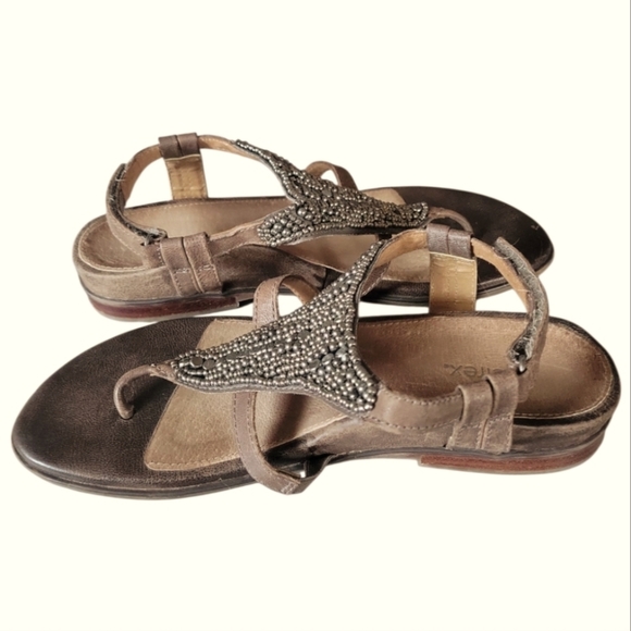 Aetrex Women's Chic Beaded Tan Leather Thong Velcro Closure Sandals Sz 38 - Picture 6 of 9